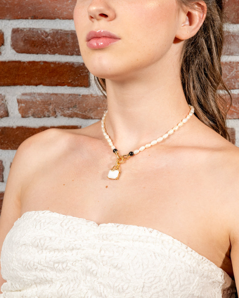 BiancoLatte – Collana con perle naturali e mini borsa